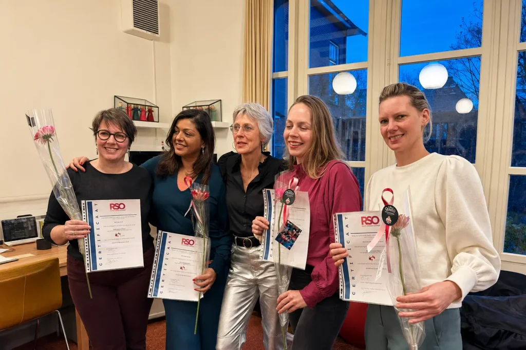 Afgestudeerden met hun RSO-certificaat bij Regien Strategier Opleidingen